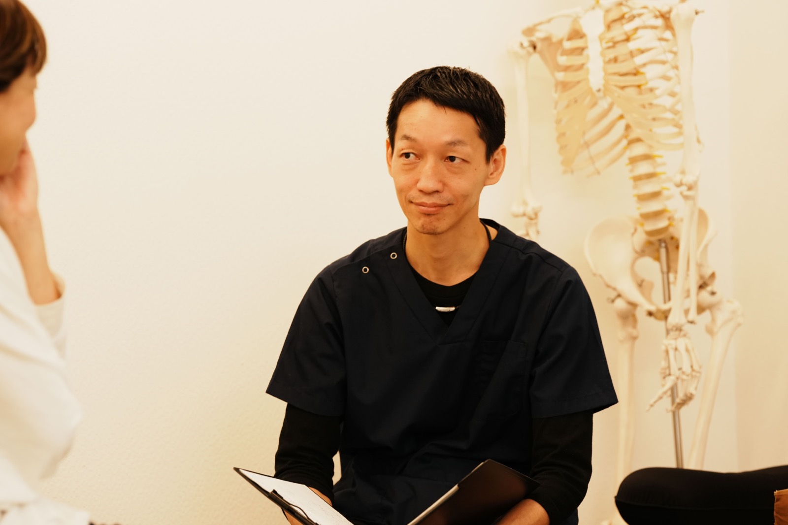 膝の施術を受ける様子