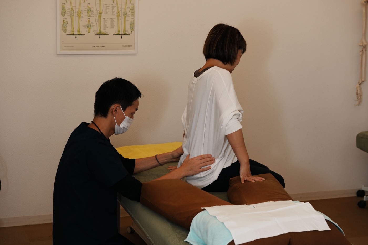 股関節まわりのバランスを確認する施術